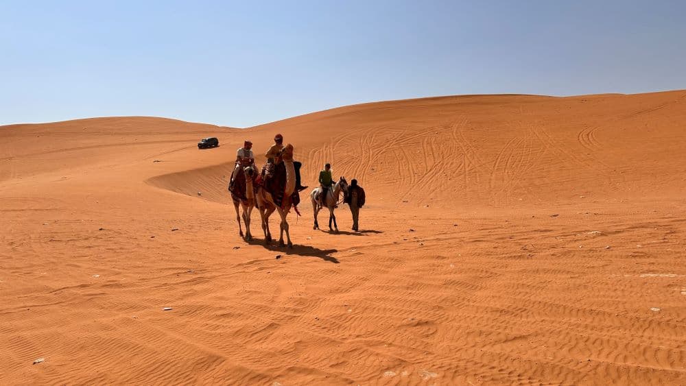 يوم من المغامرات في الرياض - تزلج علي الرمال و ركوب الجمل والتطعيس